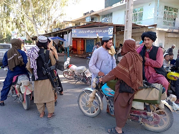Các tay súng Taliban tuần tra thành phố Farah, Afghanistan hôm 11/8