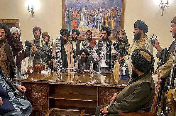 Lực lượng Taliban giành được Phủ Tổng thống Afghanistan. 