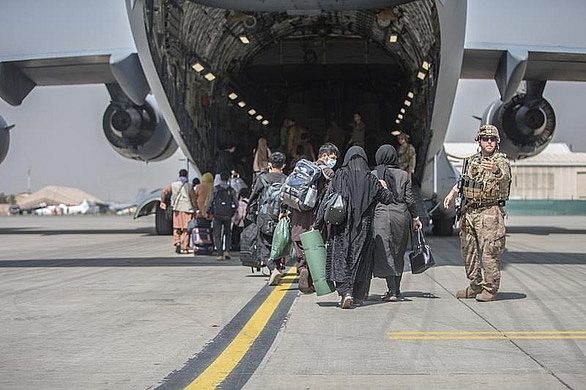 Các gia đình Afghanistan lên máy bay của Không lực Mỹ tại sân bay quốc tế Hamid Karzai, Afghanistan ngày 23-8