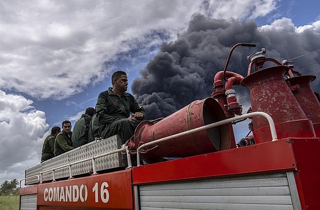 Kho nhiên liệu ở Cuba vẫn chìm trong biển lửa