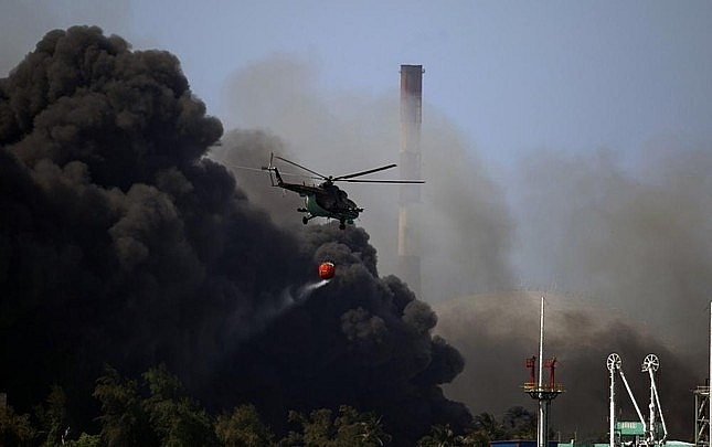 Một máy bay trực thăng đang tiếp cận đám cháy