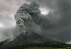 Người dân Indonesia tháo chạy khỏi núi lửa