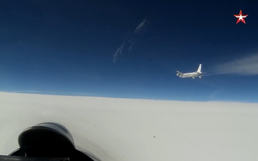Cận cảnh tiêm kích Su-27 Nga đánh chặn máy bay Mỹ