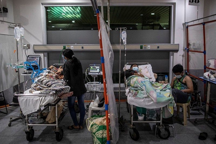 Bệnh nhân Covid-19 trong phòng cấp cứu tại một bệnh viện ở Philippines