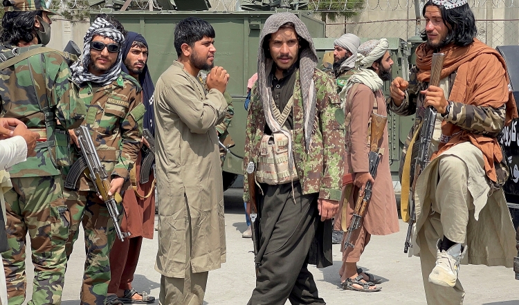 Lính Taliban tuần tra trên đường băng sân bay quốc tế Hamid Karzai ngày 31/8 sau khi quân Mỹ rút hết khỏi Afghanistan
