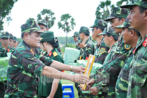 Trung tướng Nguyễn Phương Nam, Ủy viên Trung ương Đảng, Tư lệnh Quân khu 9 trao thưởng cho các đơn vị hoàn thành xuất sắc nhiệm vụ.