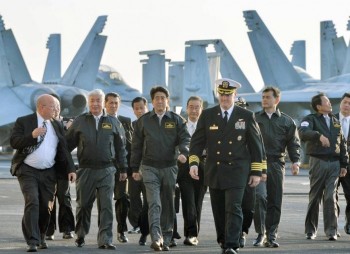 Thủ tướng Nhật Bản lần đầu thăm tàu sân bay Mỹ