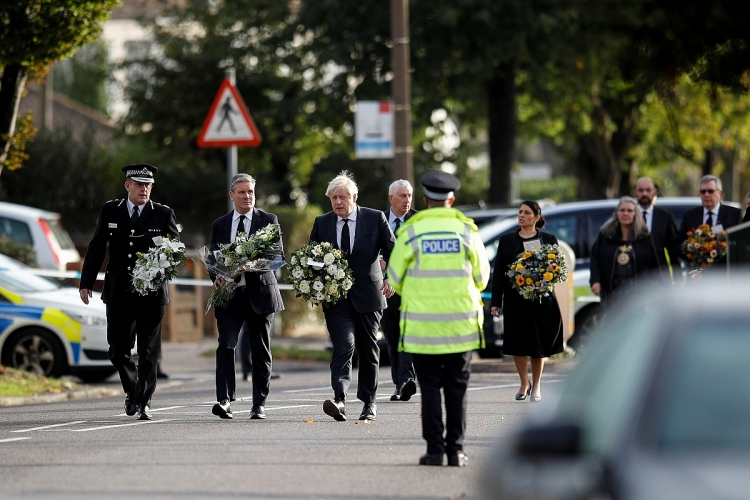 Thủ tướng Anh Boris Johnson hôm nay (16/10) đã đến thăm và đặt hoa tưởng nhớ tại nhà thờ nơi nghị sĩ đảng Bảo thủ David Amess đã bị sát hại bằng dao một ngày trước đó. 