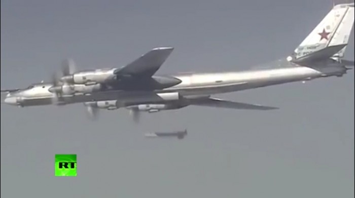 Phi đội máy bay ném bom Nga lần đầu không kích IS