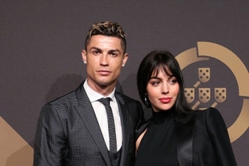 "Soái ca" ở đâu xa, cứ nhìn C.Ronaldo cưng chiều bạn gái là thấy