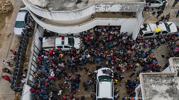 Những người di cư bị giam giữ từ các xe kéo chở hàng ở bang Veracruz của Mexico