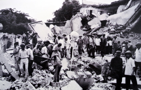 Phái đoàn Chính phủ Cộng hòa Pháp bị trúng bom B52 lúc 11g30, khu nhà ở bị phá hủy.