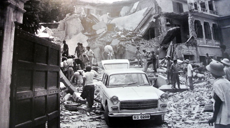 Phái đoàn Chính phủ Cộng hòa Pháp bị trúng bom B52 lúc 11g30, khu nhà ở bị phá hủy.