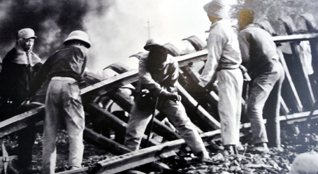 Sửa đường tàu bị bom Mỹ phá hỏng tại huyện Thanh Trì.
