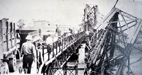 Cầu Long Biên tuyến đường huyết mạch nối Hà Nội với bờ Bắc sông Hồng bị bom Mỹ phá hủy nhiều đoạn.