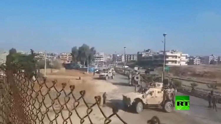 Cận cảnh quân đội Syria chặn đường đoàn xe quân sự Mỹ
