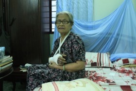 Cần nghiêm trị kẻ côn đồ xông vào nhà đánh gãy tay cụ bà 83 tuổi