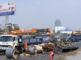 Container "chổng vó", hàng chục tấn thép văng ra đường