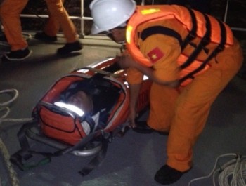 Ứng cứu thuyền viên Philippines gặp nạn trên biển