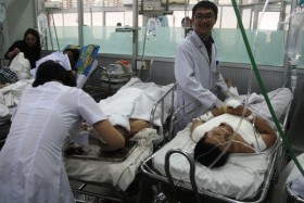 Xe chở khách du lịch Việt Nam gặp nạn tại Campuchia