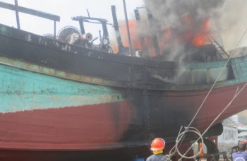 Cháy tàu cá, một người bị bỏng nặng
