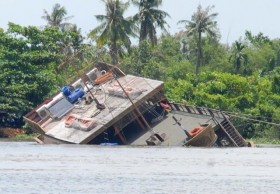 Du thuyền chìm trên sông Sài Gòn là do... phao
