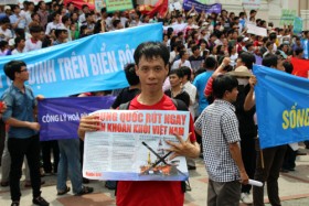 Người dân TP HCM tuần hành trong hòa bình