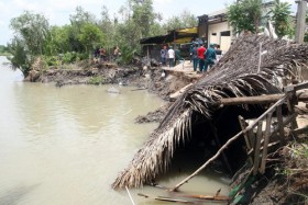 Sạt lở đất, 4 căn nhà đổ sập xuống sông