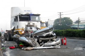 TP HCM: Xe container chồm lên xe du lịch , 5 người chết thảm