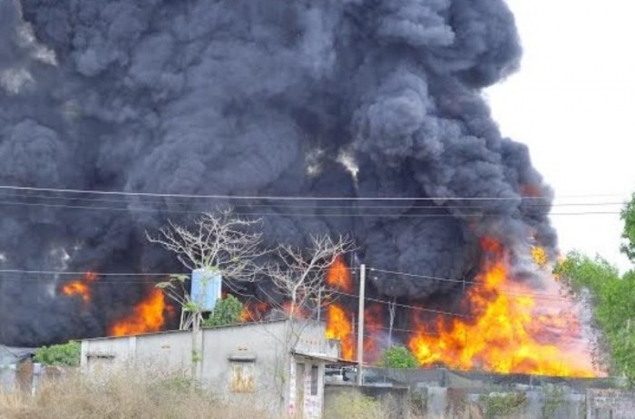 Đồng Nai: Cháy kho phế liệu, thiệt hại hàng tỉ đồng