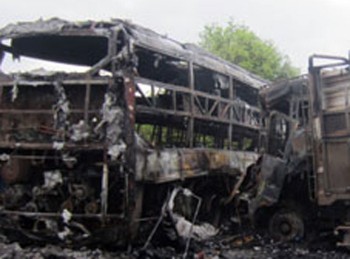 Xe khách tông nhau bốc cháy, 13 người thiệt mạng