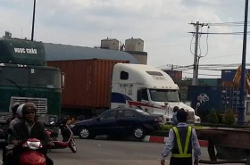 Xe biển xanh "đua tốc độ" với container