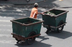 Hàng ngàn công nhân vệ sinh “chầu chực” chờ lương