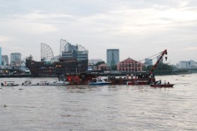 Chìm xà lan trên sông Sài Gòn