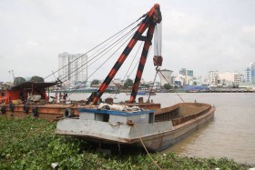 Trục vớt thành công xà lan chìm trên sông Sài Gòn