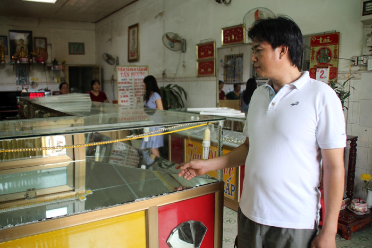 Anh Hòa, chủ tiệm vàng chỉ vị trí tên cướp dùng búa đập bể tủ kính.