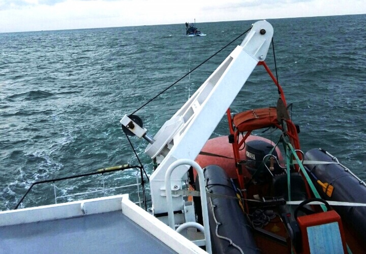 Tàu SAR 272 kéo dây để hỗ trợ đưa các thuyền viên cùng tàu bị nạn về bờ. 