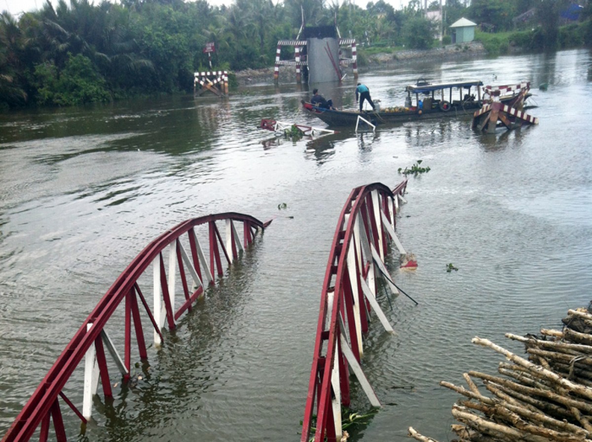 Hiện trường cầu Cái Tâm bị rớt xuống sông Chợ Đệm (huyện Bình Chánh, TP HCM).