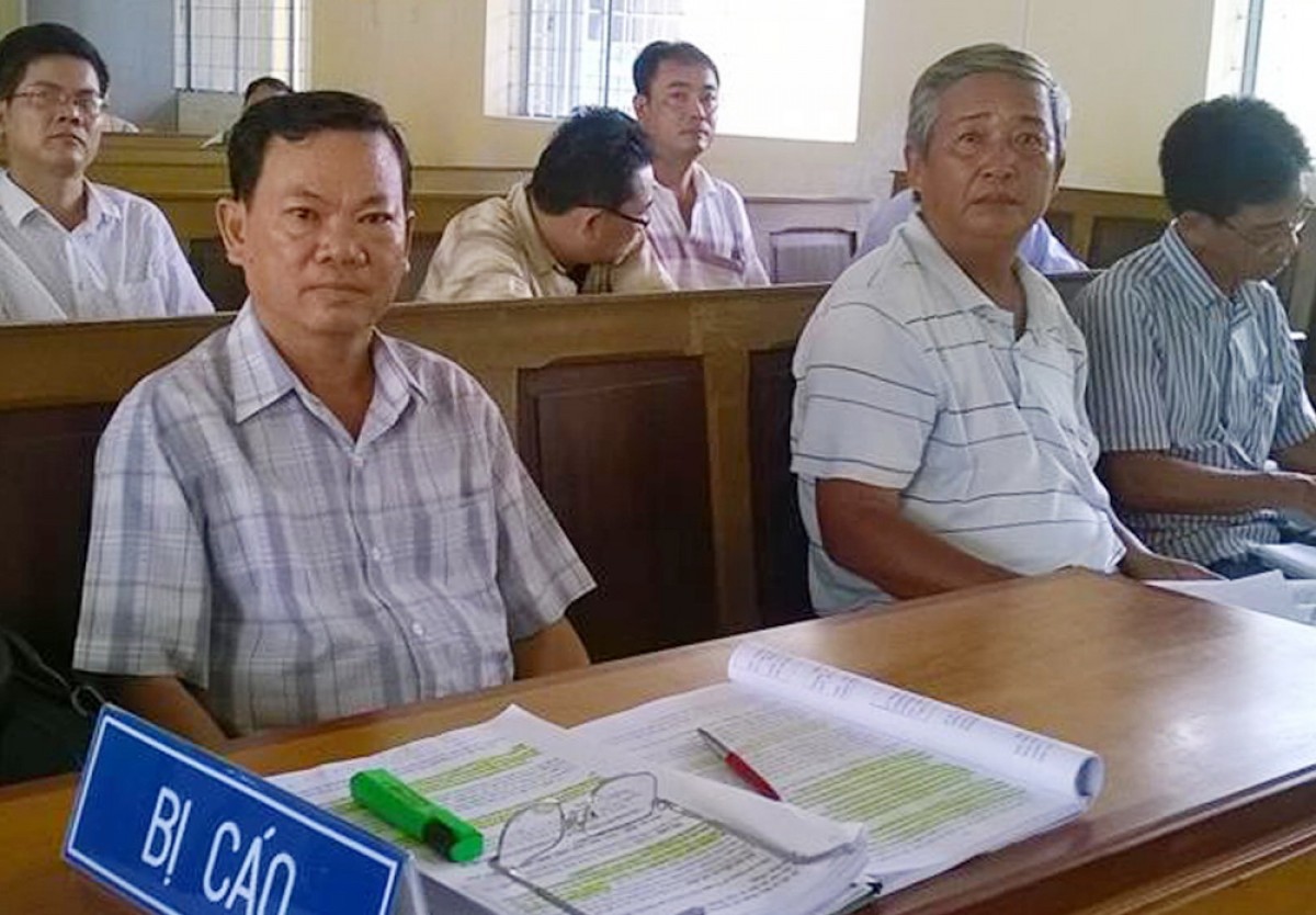 Ông Nguyễn Viết Lượng (ngoài cùng bên trái) tại tòa 2 tháng trước. 