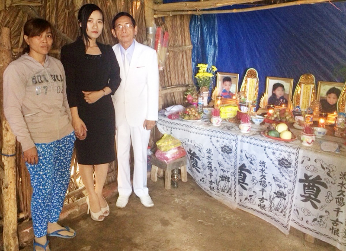 Đại gia Lê Ân và vợ đến hỗ trợ cho gia đình có 3 cháu bé bị chết đuối.