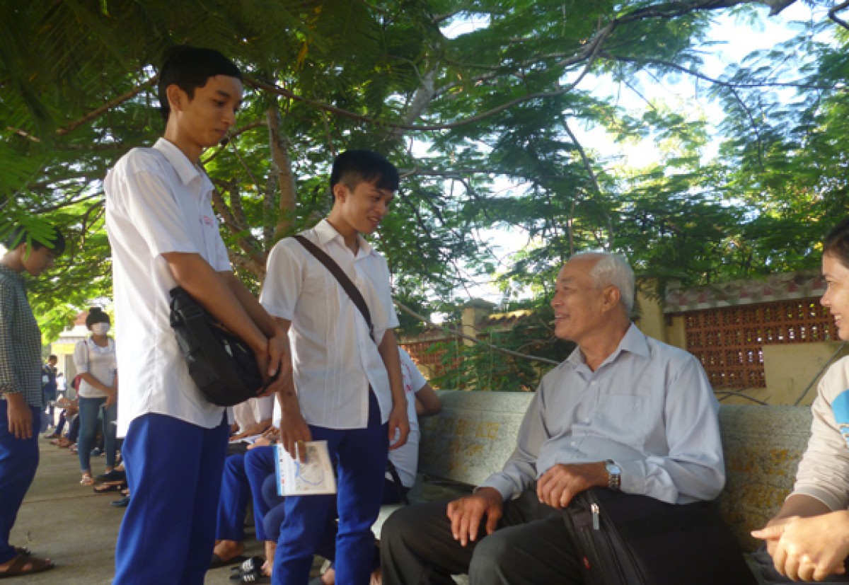 Cụ ông Hồ Ngọc Cảnh cùng các học sinh sau một môn thi của kỳ thi THPT.