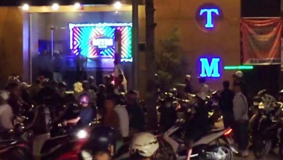 Cảnh náo loạn trước quán bar MTM vào đêm 27/7.