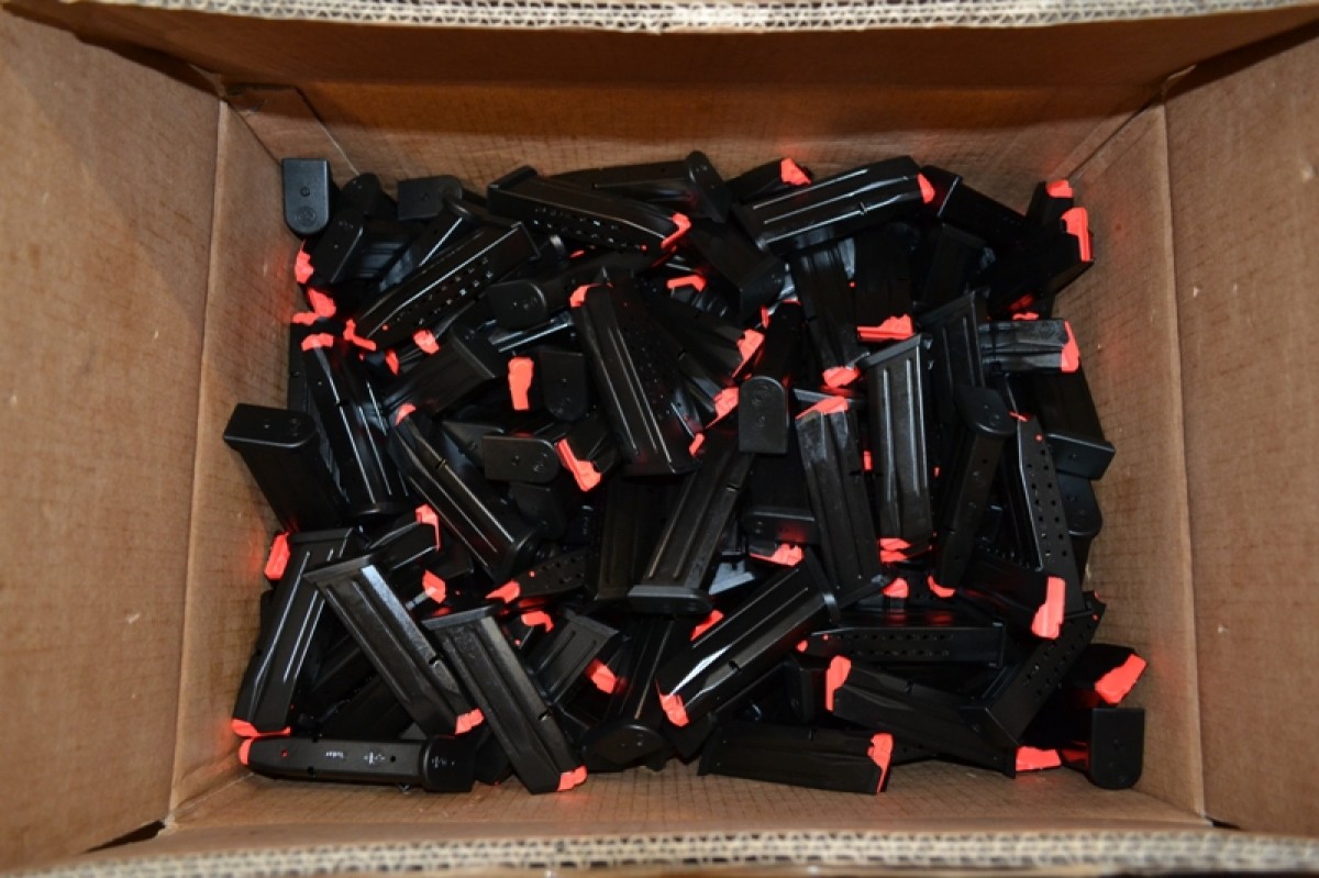 Hàng trăm viên đạn được gửi kèm với 94 khẩu súng. 