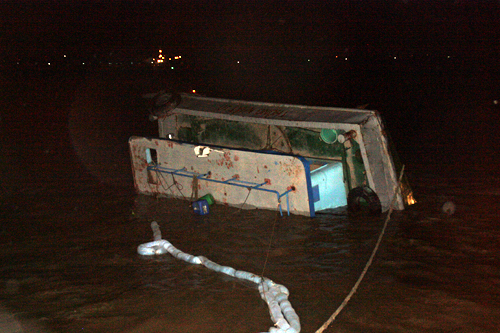 TP HCM: Xà lan bị đâm chìm, 4 người thoát chết