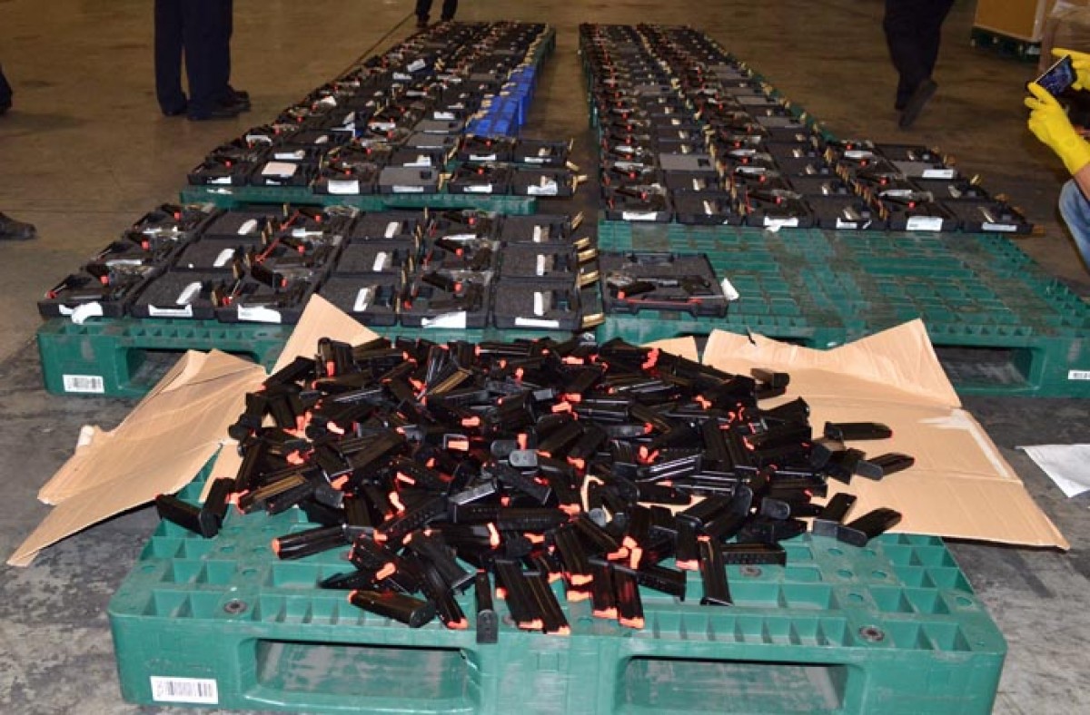 Lô hàng 94 khẩu súng và 471 băng đạn chưa qua sử dụng bị thu giữ.