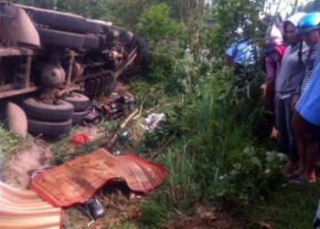 Xe tải lật trên đường vào thác Giang Điền đè chết 3 người