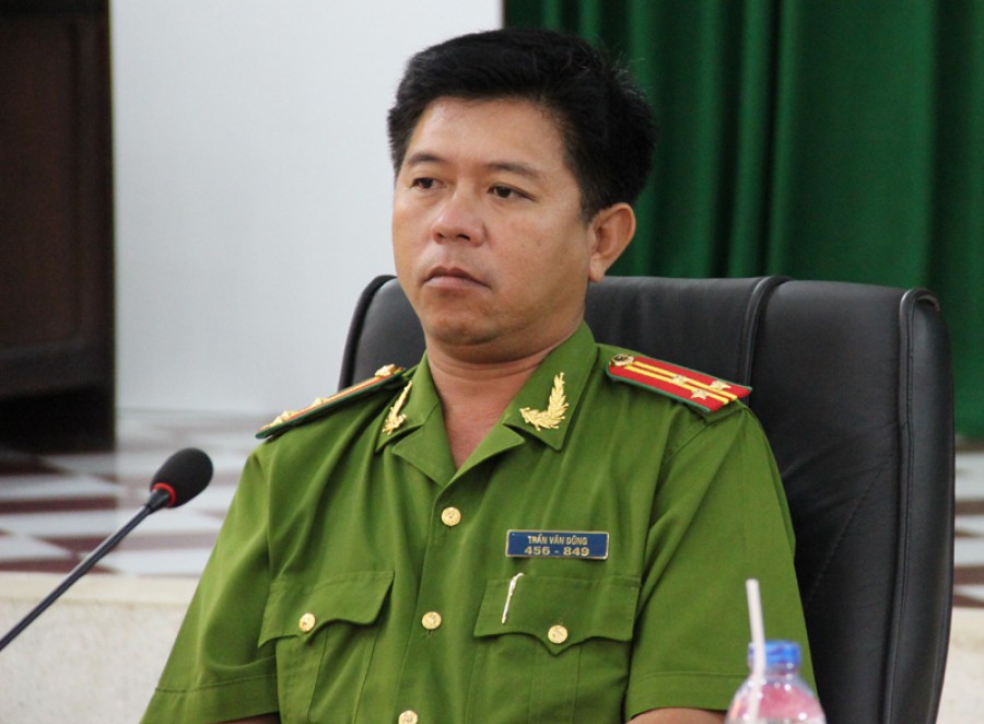 Thượng tá Trần Văn Dũng, Phó Trưởng Công an huyện Phú Quốc công bố thông tin. 