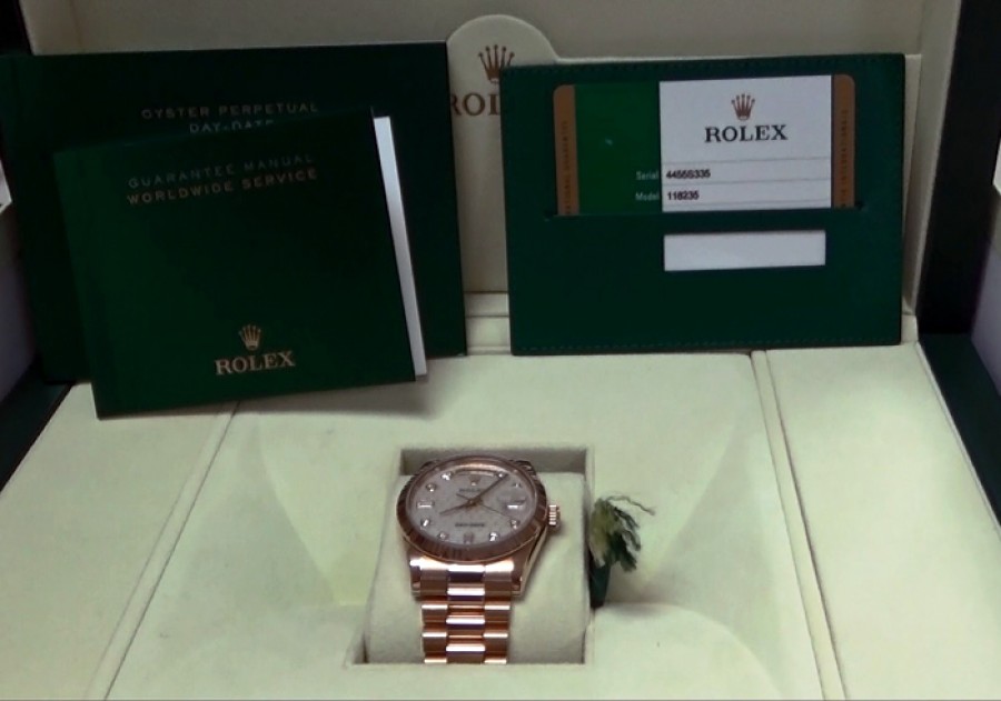 Đồng hồ Rolex còn nguyên trong hộp. 