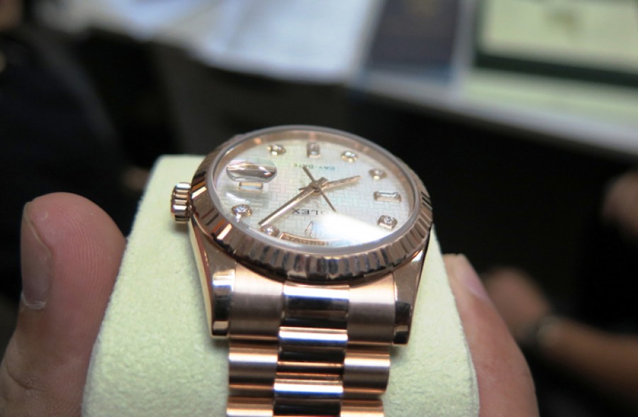 Cận cảnh đồng hồ Rolex có giá gần 1 tỉ đồng.