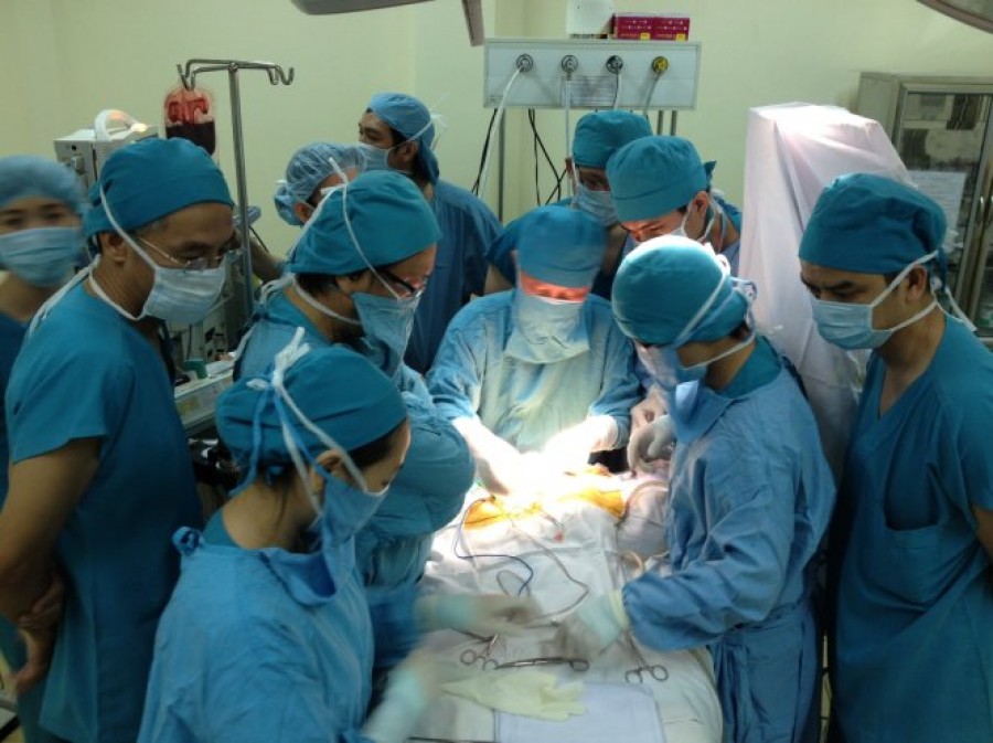 Bé sơ sinh bị dao đâm vào đầu đang được cấp cứu tại Bệnh viện Nhi Đồng 1.